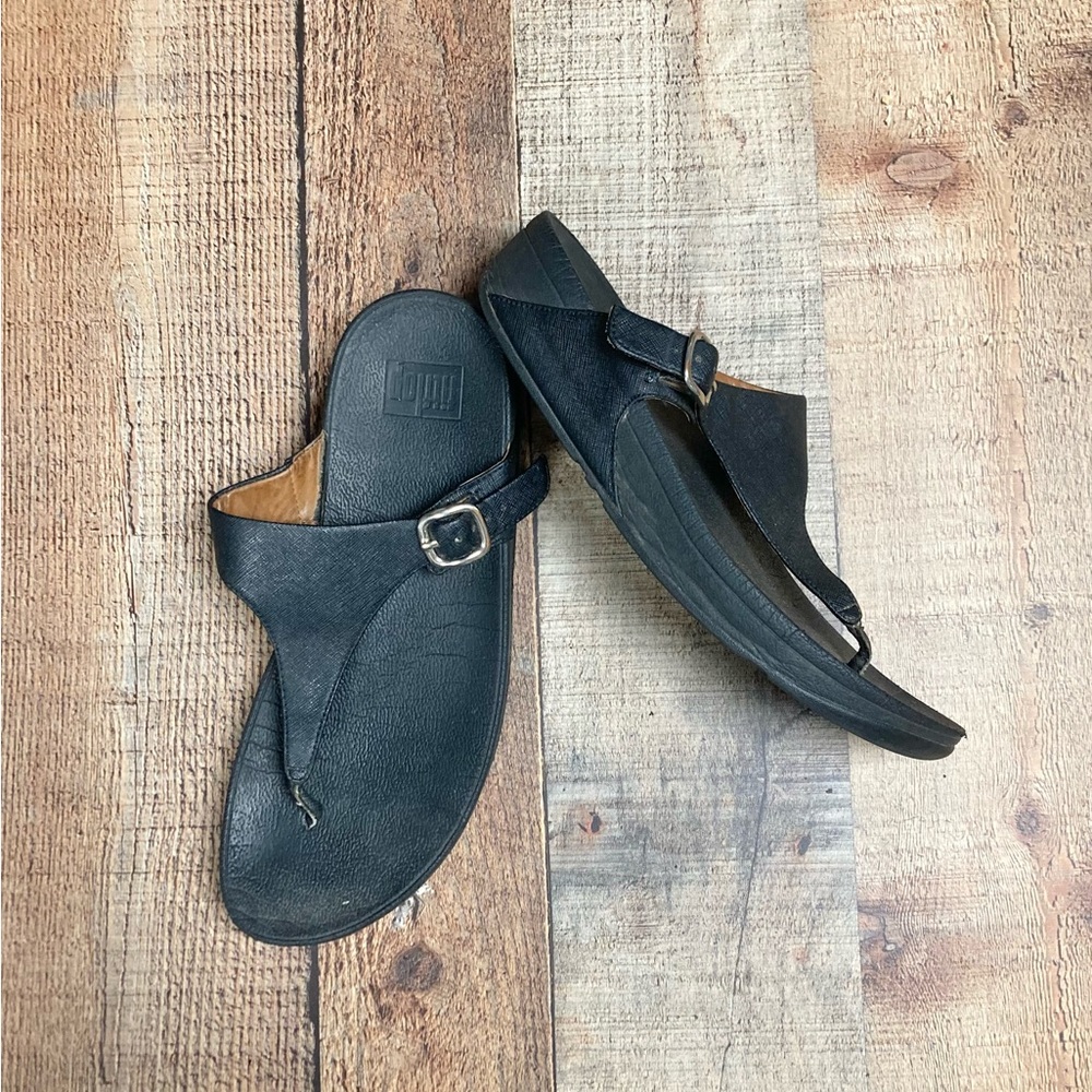 FitFlop Lulu Black Saffiano Buckle Thong Sandals Microwobbleboard 458-001 US 9